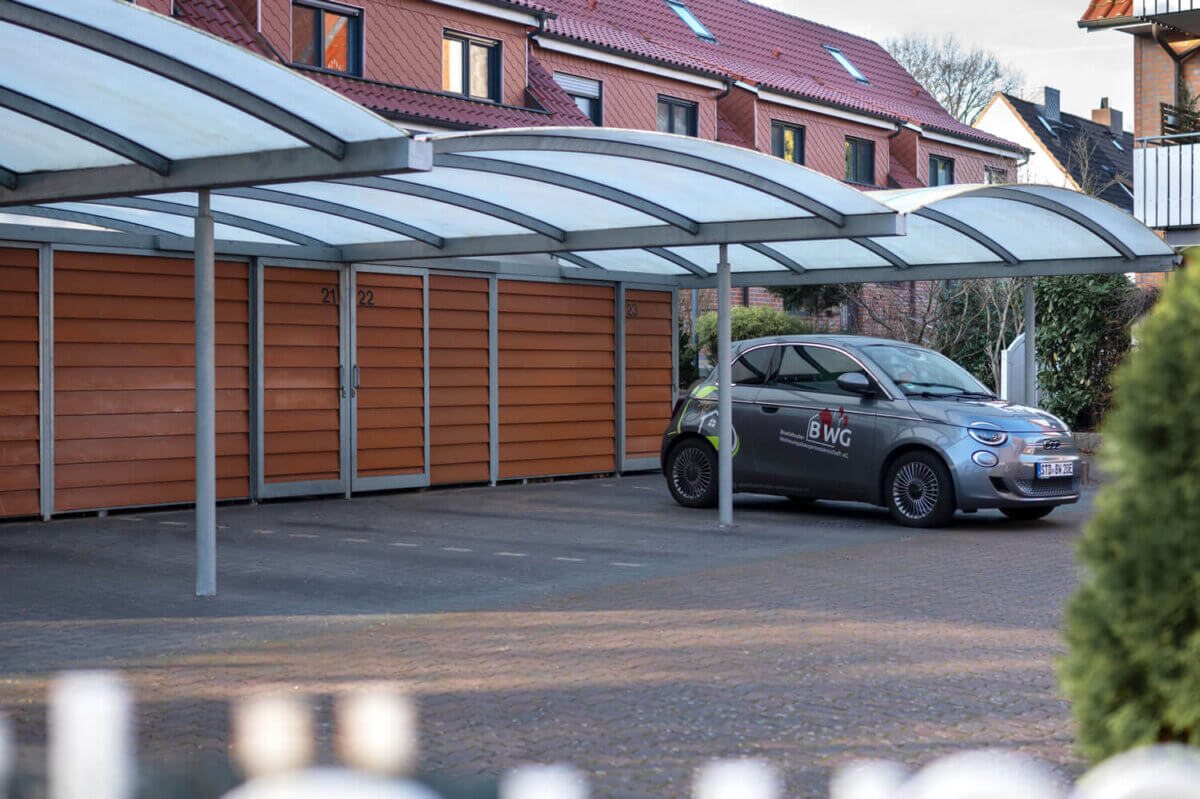 Auto steht unterm Carport